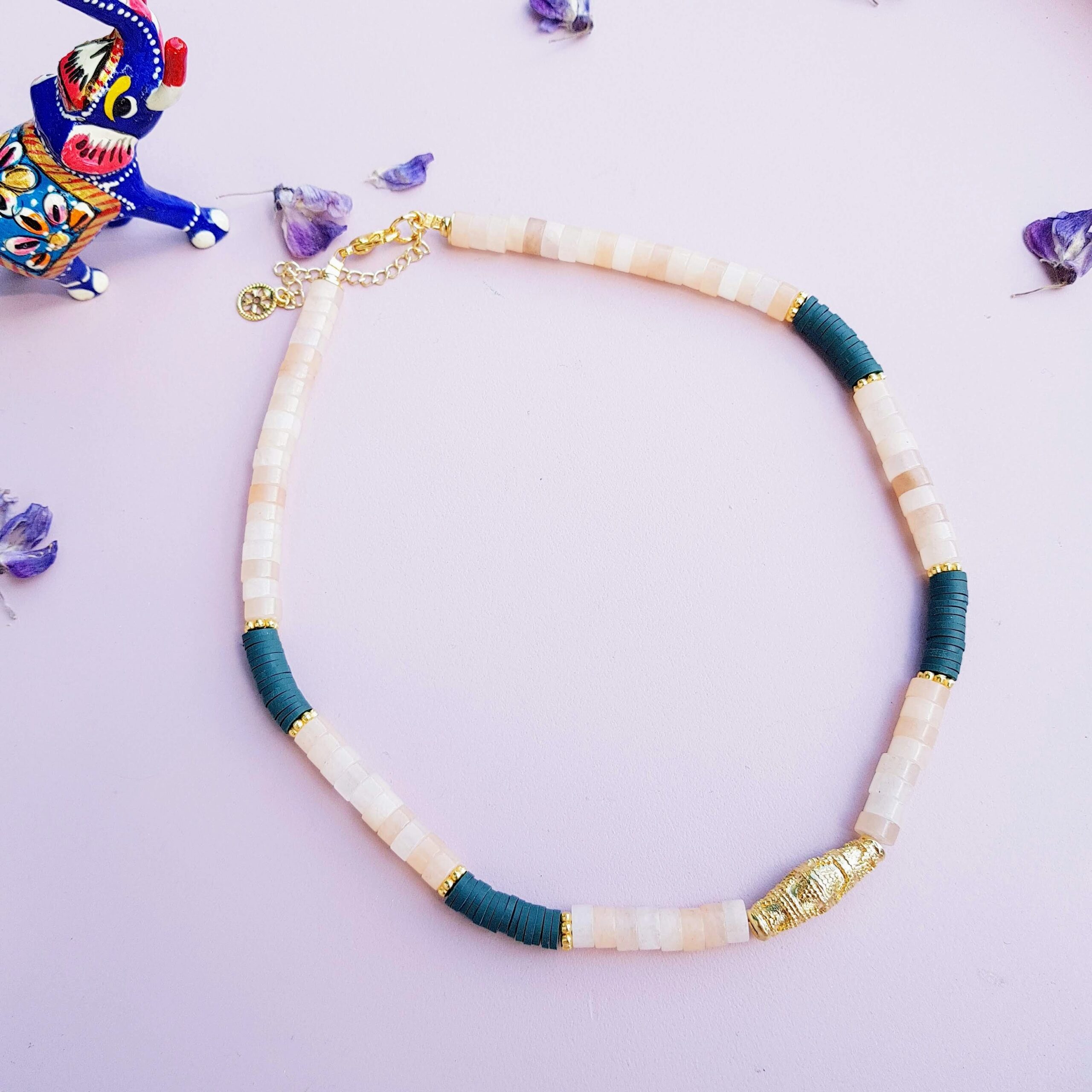 collier perles pierre de lune peach, perles heishi vert sapin, perle centrale tube doré et perles stylisées.